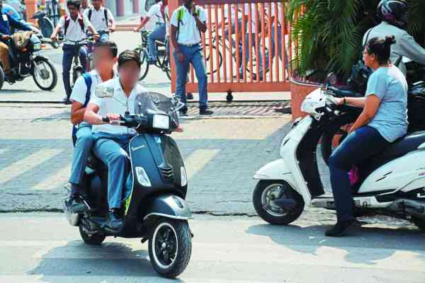 without-licenses-and-helmets-surat-students-are-driving-vehicle