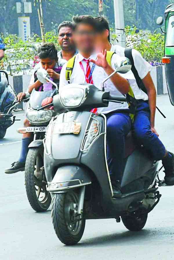 without-licenses-and-helmets-surat-students-are-driving-vehicle