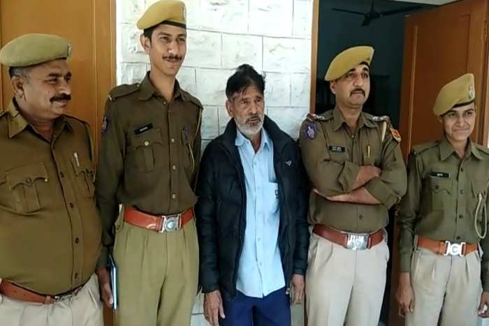 VIDEO : बिजली का बिल अधिक आने पर इस शख्स को आया एेसा गुस्सा, तलवार लेकर पहुंचा धमकाने