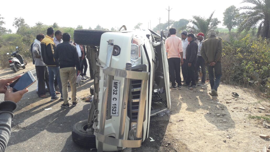 accident, driver, injured, tire, datia news in hindi, mp news