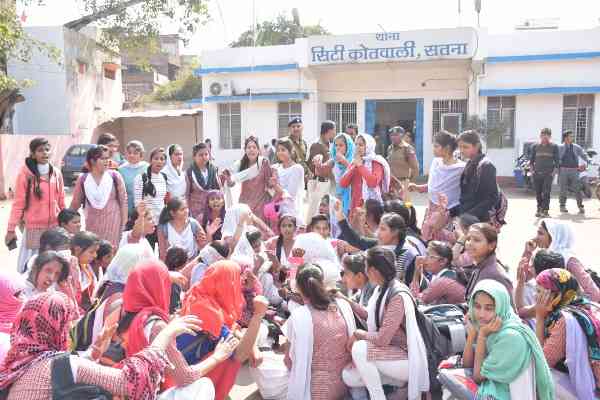 इंदिरा कॉलेज में फोर-जी फोन के लिए भड़की छात्राएं