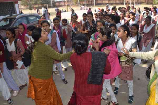 इंदिरा कॉलेज में फोर-जी फोन के लिए भड़की छात्राएं