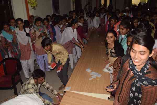 इंदिरा कॉलेज में फोर-जी फोन के लिए भड़की छात्राएं