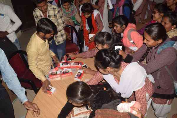 इंदिरा कॉलेज में फोर-जी फोन के लिए भड़की छात्राएं