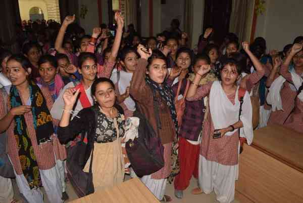 इंदिरा कॉलेज में फोर-जी फोन के लिए भड़की छात्राएं