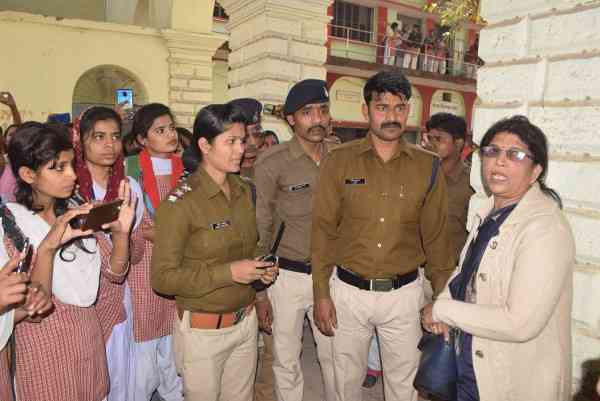 इंदिरा कॉलेज में फोर-जी फोन के लिए भड़की छात्राएं