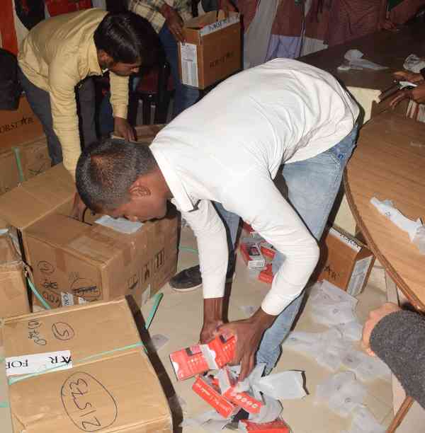 इंदिरा कॉलेज में फोर-जी फोन के लिए भड़की छात्राएं