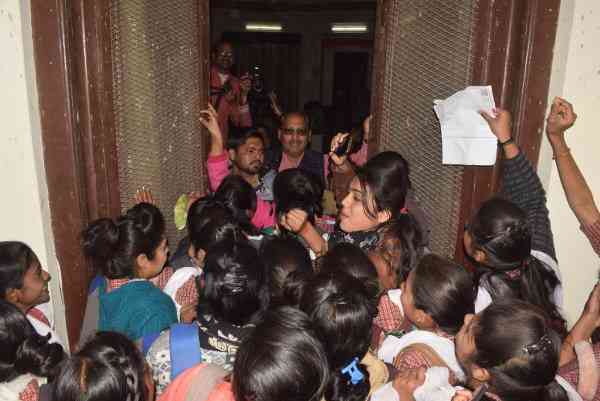 इंदिरा कॉलेज में फोर-जी फोन के लिए भड़की छात्राएं