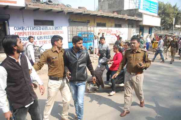 इंदिरा कॉलेज में फोर-जी फोन के लिए भड़की छात्राएं