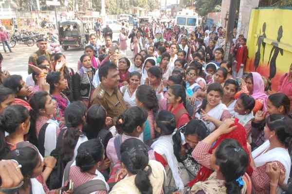 इंदिरा कॉलेज में फोर-जी फोन के लिए भड़की छात्राएं