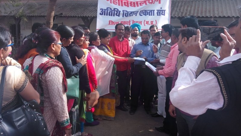 Memorandum handed over demand for regularization