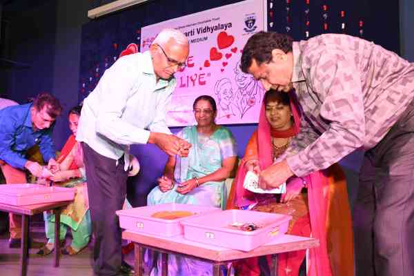 grandparents day celebrated in surat school