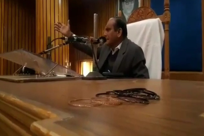 video : देखें पूरा घटनाक्रम : एेसा क्या हुआ कि महिलाओं ने दे दी महापौर को चूडि़यां