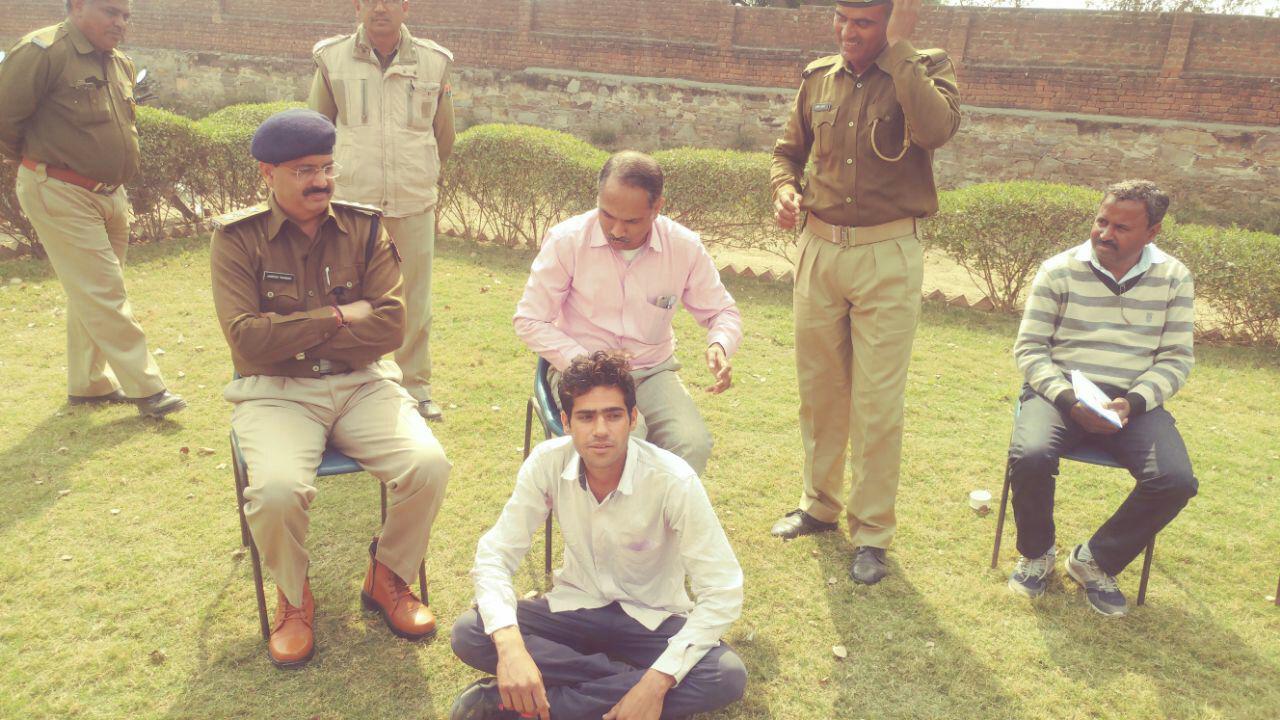 यहां रीट परीक्षा में नकल करते पकड़ा युवक, कान में फंसा रखा था ब्लूटूथ, अब ऑपरेशन से निकालेंगे डॉक्टर