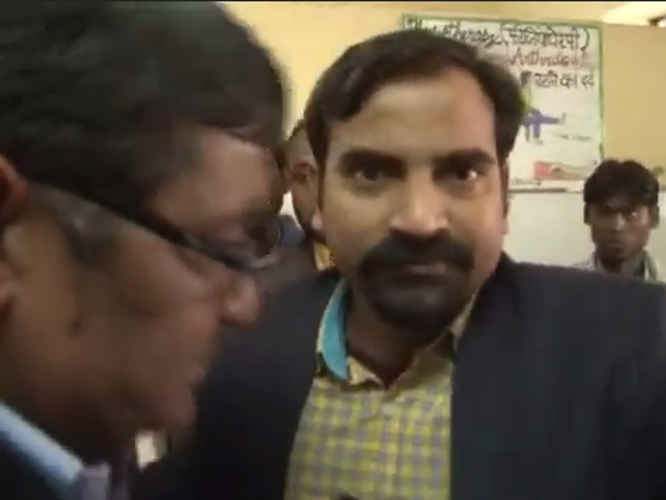 District hospital doctor misbehaving in gonda UP hindi news