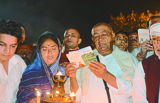 Congress Leader Digvijay Singh Narmada Yatra Latest News,congress leader digvijay singh,Digvijay Singh,Digvijay Singh latest news,congress general secretary digvijay singh,former MP CM digvijay singh,former minister digvijay singh,congress news,bjp news,namami devi narmade seva yatra,Namami Devi Narmade Sewa Yatra,namami devi narmade campaign,Shivraj Singh Chouhan,Madhya Pradesh CM Shivraj Singh Chouhan,Jabalpur,