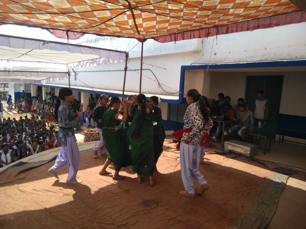 Video Gallery : सांस्कृतिक कार्यक्रमों की आकर्षक प्रस्तुति से छात्राओं ने जीता लोगों का मन
