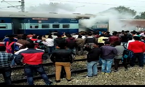 News Update: हापुड़ रेलवे स्टेशन पर ट्रेन में फिर लगी आग-देखें वीडियो