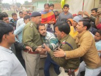 Police, forcibly, tent, expulsion, hospital, bhind news, bhind news in hindi, mp news