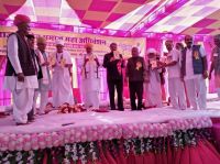 बालोतरा. ब्रह्मधाम आसोतरा में आयोजित कार्यक्रम में पुस्तक का विमोचन करते अतिथि।