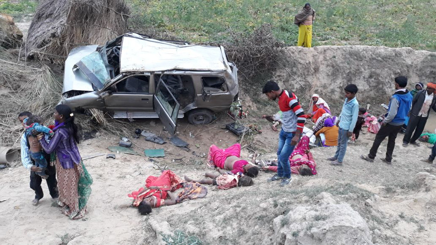 5 people died in road accident Bachhrawan road Unnao UP news
