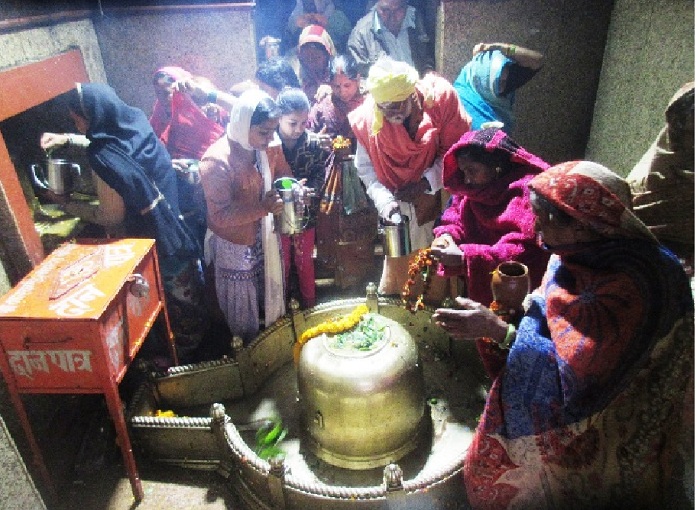 मारकंडेय महादेव को जलाभिषेक करते श्रद्धालु