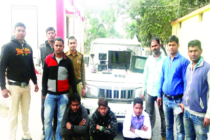 मोबाइल दुकान में चोरी करने वाले गिरफ्तार