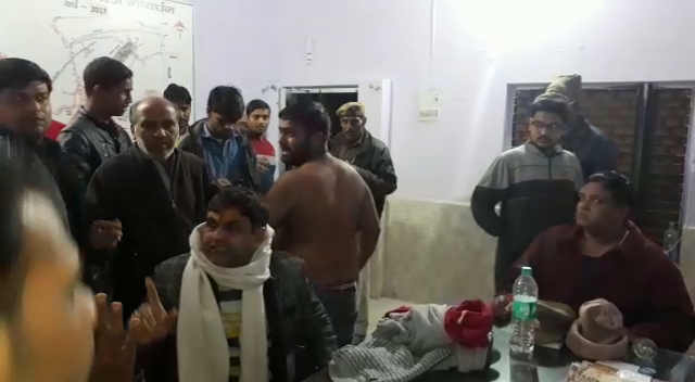 पुलिसकर्मी ने रंगदारी न देने पर व्यापारी को बेरहमी से पीटा, देखें वीडियो