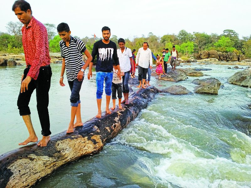 फोटो गैलेरी : मान्यता है ऐसी नहीं डूबता है शिवलिंग, इस नदी के बीच खतरा मोल लेकर पहुंच रहे भक्त