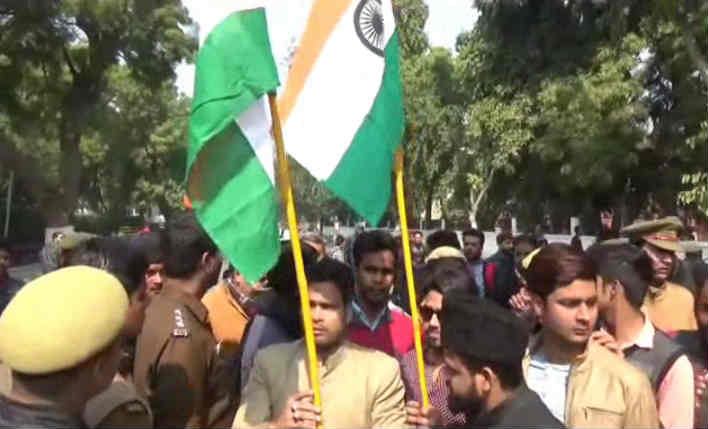 AMU में लगे योगी-आरएसएस मुर्दाबाद के नारे, भगवा ध्वज जलाने की कोशिश