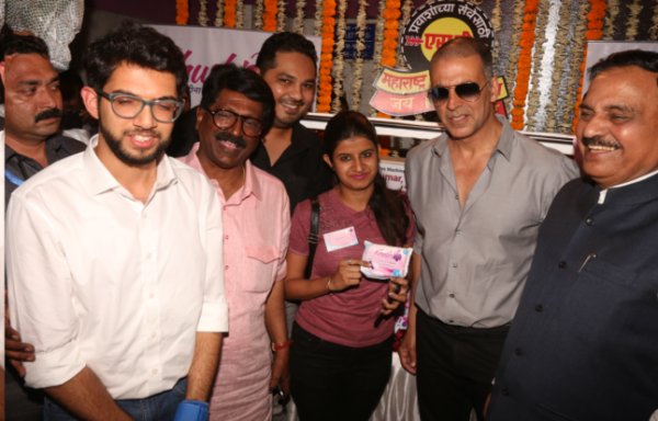 पैडमैन अक्षय ने मुंबई में किया पैड वेंडिंग मशीन का उद्घाटन