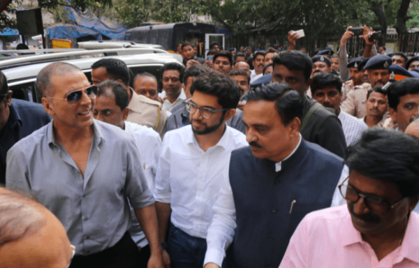 पैडमैन अक्षय ने मुंबई में किया पैड वेंडिंग मशीन का उद्घाटन