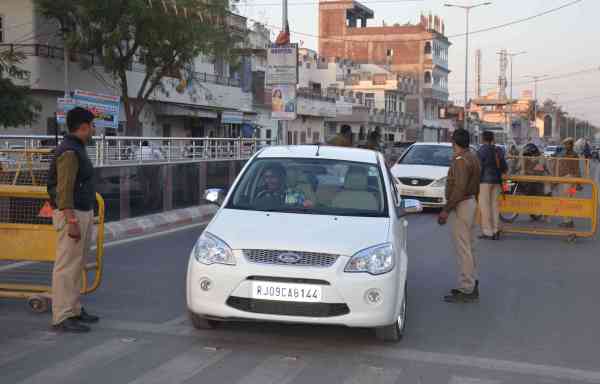 Chittorgarh, challan, Chittorgarh news, Chittorgarh Hindi news, Chittorgarh local news, Vehicle Challan news, chittorgarh news in hindi, Police Challan, vehicle challan, Triple rider girls told to police, uncle next time wear helmet