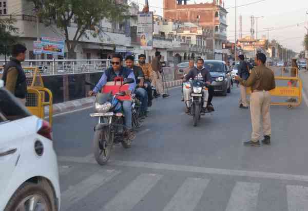 Chittorgarh, challan, Chittorgarh news, Chittorgarh Hindi news, Chittorgarh local news, Vehicle Challan news, chittorgarh news in hindi, Police Challan, vehicle challan, Triple rider girls told to police, uncle next time wear helmet