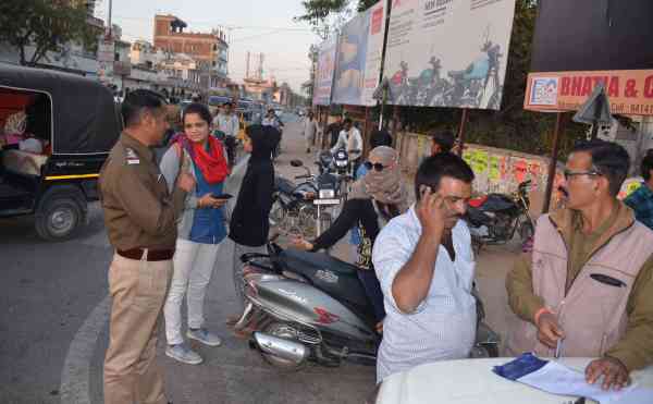 Chittorgarh, challan, Chittorgarh news, Chittorgarh Hindi news, Chittorgarh local news, Vehicle Challan news, chittorgarh news in hindi, Police Challan, vehicle challan, Triple rider girls told to police, uncle next time wear helmet