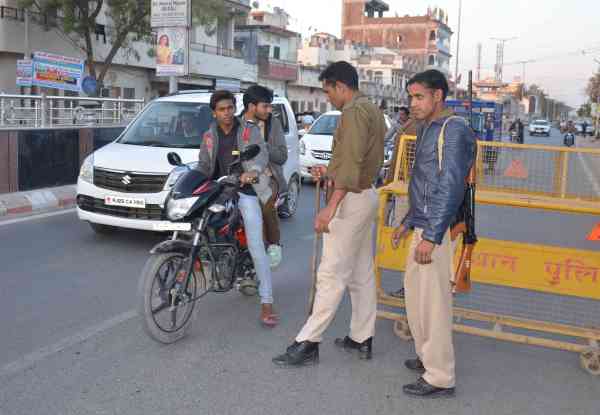 Chittorgarh, challan, Chittorgarh news, Chittorgarh Hindi news, Chittorgarh local news, Vehicle Challan news, chittorgarh news in hindi, Police Challan, vehicle challan, Triple rider girls told to police, uncle next time wear helmet