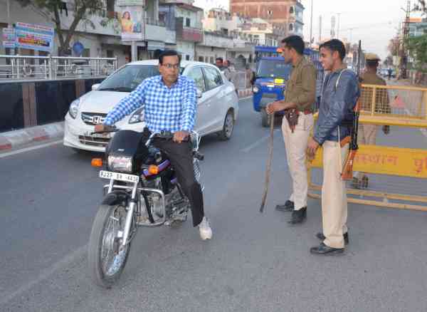Chittorgarh, challan, Chittorgarh news, Chittorgarh Hindi news, Chittorgarh local news, Vehicle Challan news, chittorgarh news in hindi, Police Challan, vehicle challan, Triple rider girls told to police, uncle next time wear helmet