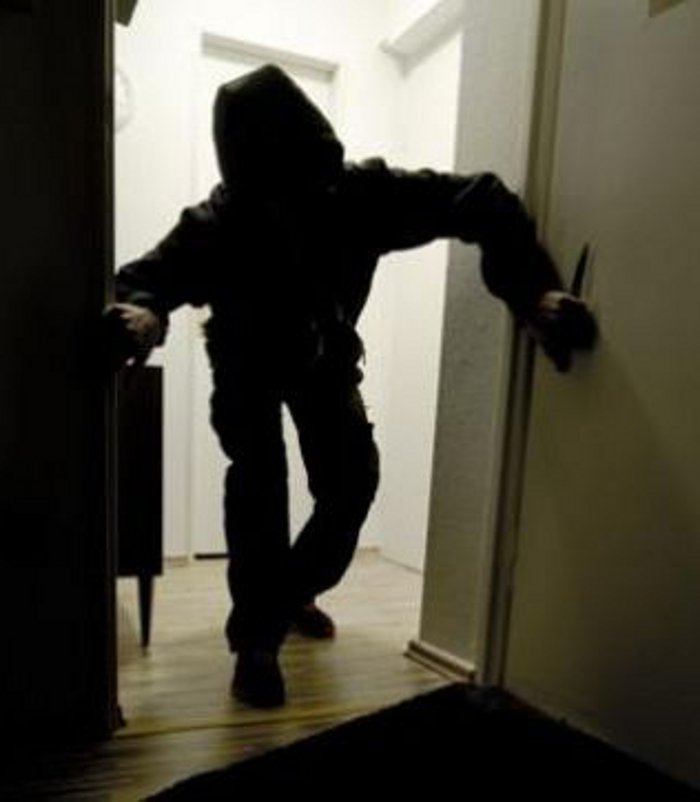 thief in village, Gold ornaments took away from the woman's neck