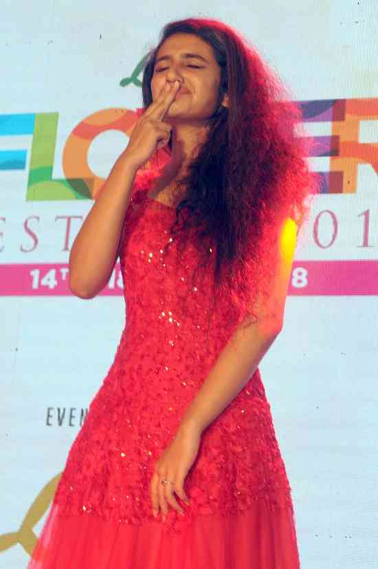 आंख मारने वाला वीडियो के बाद रेड कलर की ड्रेस में परी जैसी दिखी प्रिया!!