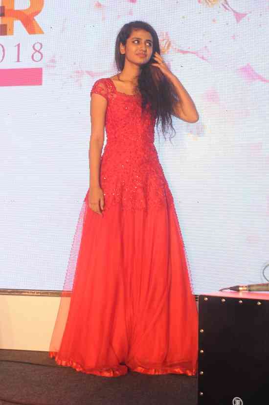 आंख मारने वाला वीडियो के बाद रेड कलर की ड्रेस में परी जैसी दिखी प्रिया!!