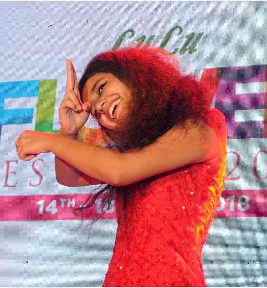 आंख मारने वाला वीडियो के बाद रेड कलर की ड्रेस में परी जैसी दिखी प्रिया!!