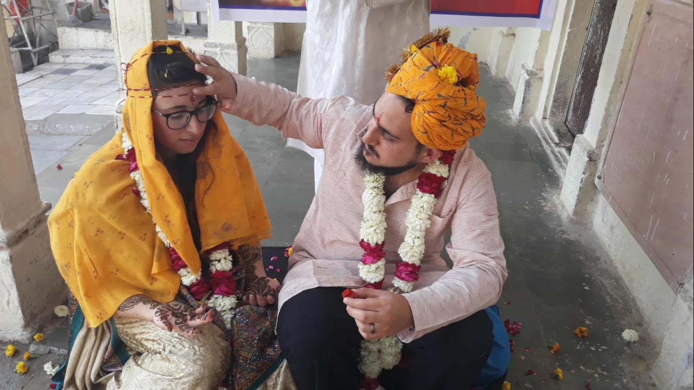 बिंदौरी देख इनका भी मन ललचाया और फिर क्या , विदेशी जोड़ें ने कुछ यूं कर डाली हिंदू रीति रिवाज से शादी