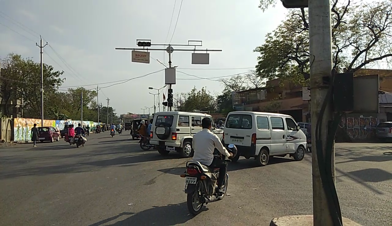 पुलिस लाइन स्थित ट्रैफिक सिग्नल के बंद होने से लोगो को मुसीबत का सामना करना पड़ रहा है