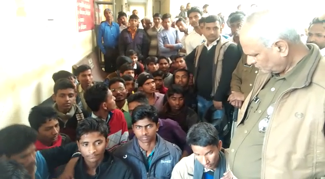 यूपी बोर्ड : परीक्षा के दौरान परीक्षार्थियों ने किया हंगामा, पुलिस ने भांजी लाठी