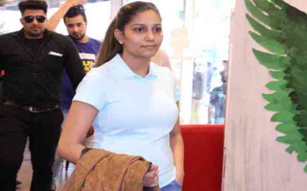 सादगी में भी खूबसूरती छलकाती हैं डांसर सपना की ये तस्वीरें...एयरपोर्ट पर हुई स्पॅाट