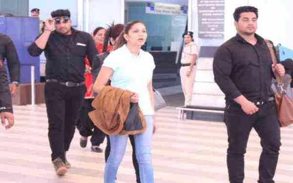 सादगी में भी खूबसूरती छलकाती हैं डांसर सपना की ये तस्वीरें...एयरपोर्ट पर हुई स्पॅाट