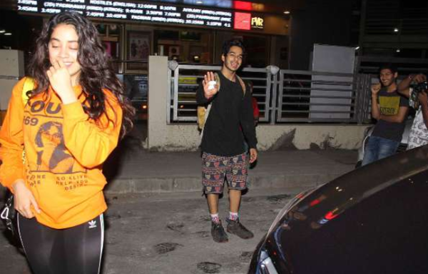 जाह्नवी के साथ मूवी डेट पर गए ईशान, कैमरे देखेते ही मुंह छिपाने लगी जाह्नवी