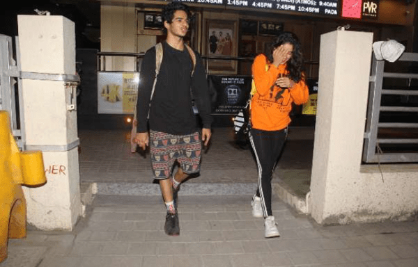 जाह्नवी के साथ मूवी डेट पर गए ईशान, कैमरे देखेते ही मुंह छिपाने लगी जाह्नवी