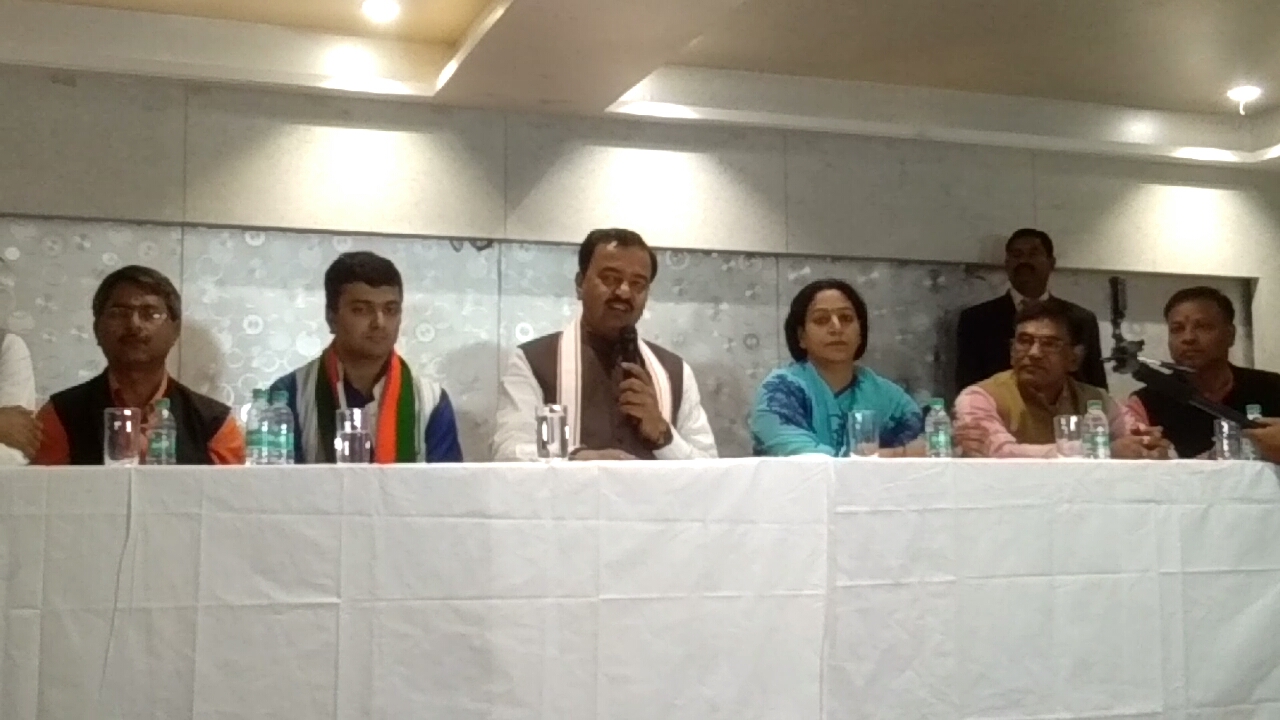 Phulpur LokSabha: डिप्टी सीएम ने कहा इसलिए फूलपुर से उतारा बनारस के चेहरे को, कौशलेंद्र नहीं मैं लड़ रहा हूं चुनाव