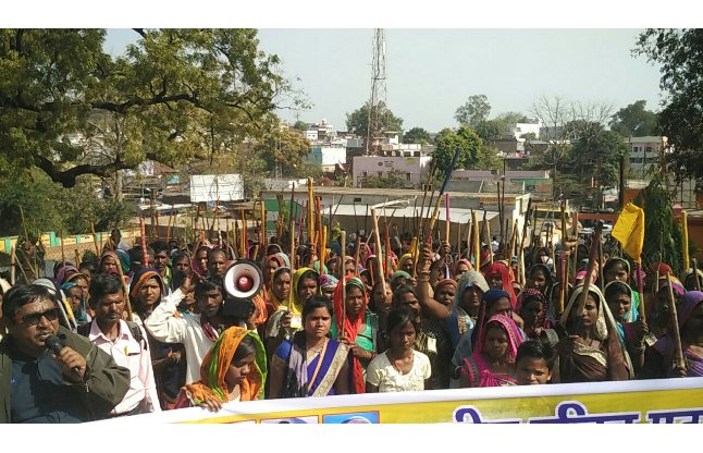 dalit andolan in jabalpur tribal womens protest against mp govt,tribal women's protest against mp govt,tribal women's protest against mp govt in sihora,tribal women's protest against mp govt in jabalpur,dalit samaj in hindi,दलित आन्दोलन,dalit andolan in hindi,dalit andolan in sihora,dalit andolan in jabalpur,rashtriya dalit mahasabha,Jabalpur,